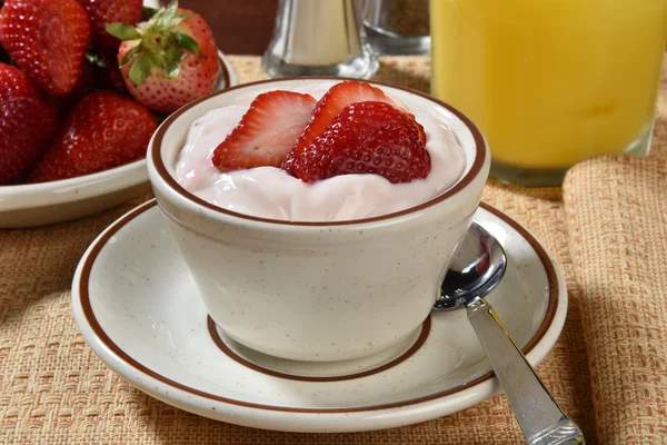 Yogurt con fragole fresche affettate — Foto Stock