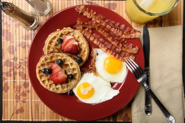 Bacon and fried eggs with multi-grain waffles — Stock Photo, Image