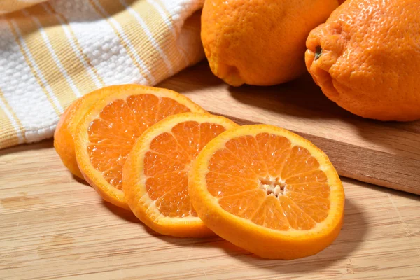 Свежие нарезанные апельсины — стоковое фото
