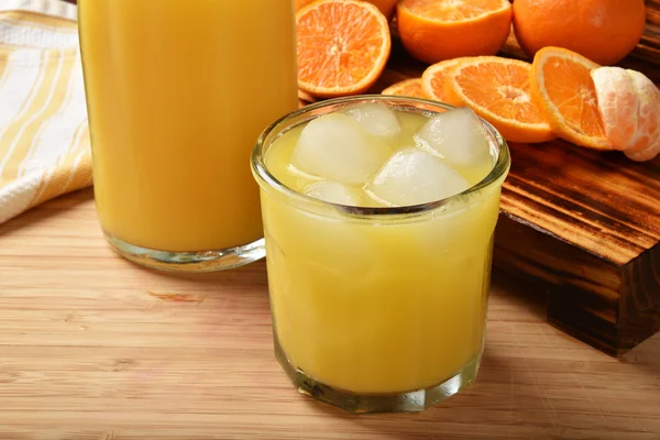 Vidro de suco de laranja com garrafa — Fotografia de Stock