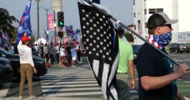 Beverly Hills, CA / USA - 1 Ekim 2020: MAGA mitinginde Blues bayrağı tutan adam