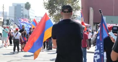 Glendale, CA / USA - 8 Ekim 2020: Ermeni, ABD ve Trump bayrakları MAGA mitingine el sallıyor