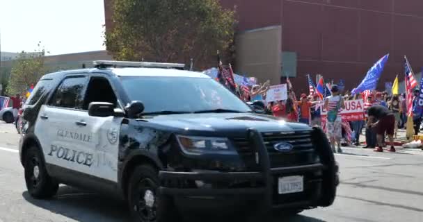Glendale Eua Outubro 2020 Polícia Dirigindo Por Comício Patriótico Maga — Vídeo de Stock