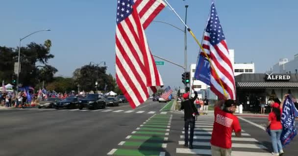 2020年10月1日 カリフォルニア州ビバリーヒルズ アメリカとトランプの2020年の旗をMagaラリーに掲揚 — ストック動画