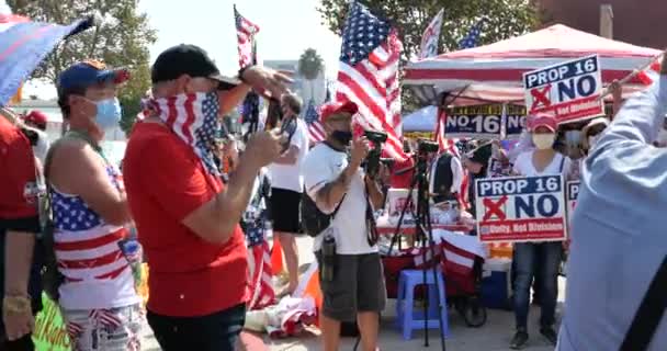 グレンデール Usa 2020年10月8日 愛国的なMagaラリーでアメリカ国旗を持つ人々の群衆 — ストック動画