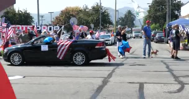 Glendale Usa Október 2020 Autó Díszített Amerikai Zászlók Integetett Egy — Stock videók