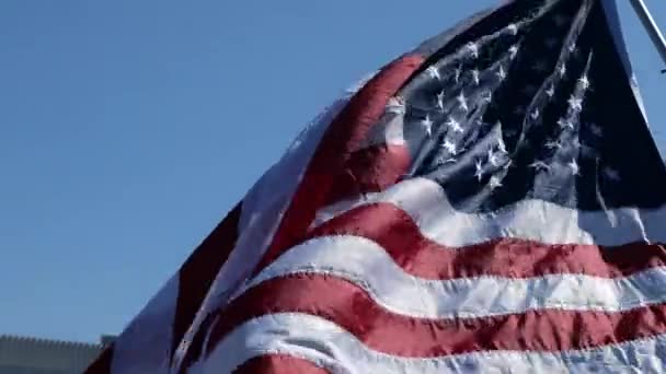 바람에 나부끼는 국기의 폐쇄느린 움직임 — 비디오