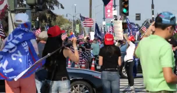 Beverly Hills Estados Unidos Octubre 2020 Mucha Gente Con Banderas — Vídeos de Stock