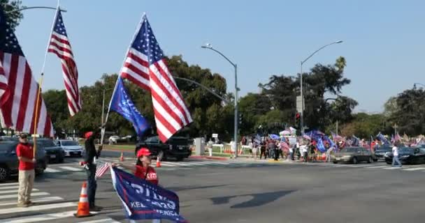 Beverly Hills Usa September 2020 Patriotten Met Amerikaanse Vlaggen Verzamelen — Stockvideo