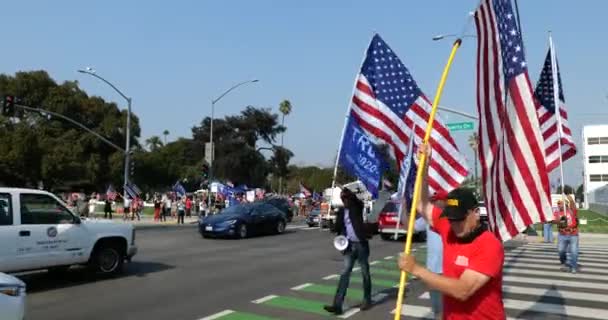 ビバリーヒルズ Usa 2020年9月28日 トランプ支持者がアメリカとトランプの旗で通りを歩く — ストック動画