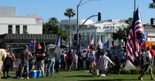 Beverly Hills Usa September 2020 Patriotten Met Amerikaanse Vlaggen Trump — Stockvideo