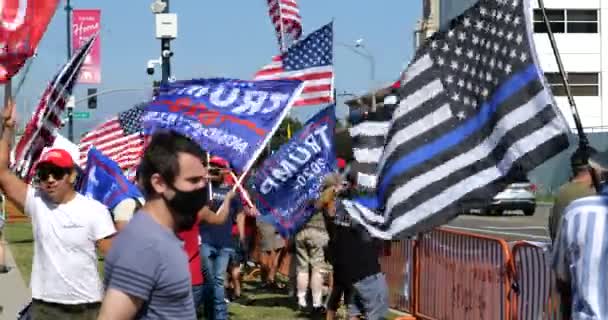 Beverly Hills Usa September 2020 Demonstranten Met Amerikaanse Vlaggen Back — Stockvideo