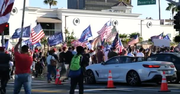 Beverly Hills Usa September 2020 Crowds Met Amerikaanse Vlaggen Trump — Stockvideo
