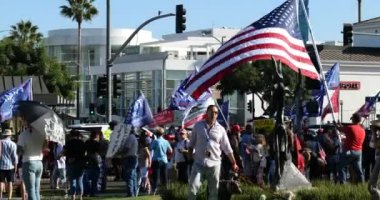 Beverly Hills, CA / USA - 24 Eylül 2020: Beverly Hills 'te anayasal haklarımızı destekleyen Amerikan bayraklı ve Trump pankartlı kalabalık
