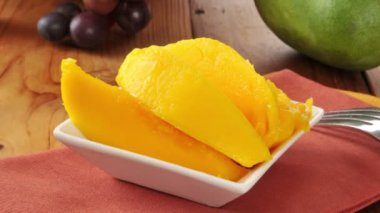 Bir kase sağlıklı kesilmiş mango.