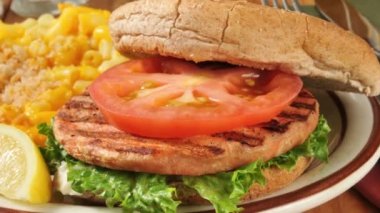 Salata ve domatesli somon burger.