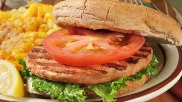 Zdrowy Grillowany Hamburger Łososiowy Bułce Sałatą Pomidorami — Wideo stockowe