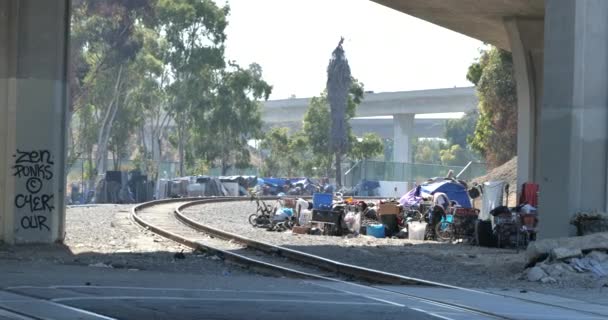 Tenten Vuilnis Van Een Daklozenkamp Onder Een Brug Spoor — Stockvideo