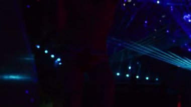 Egzotik erkek striptiz yapmaya gidiyor.