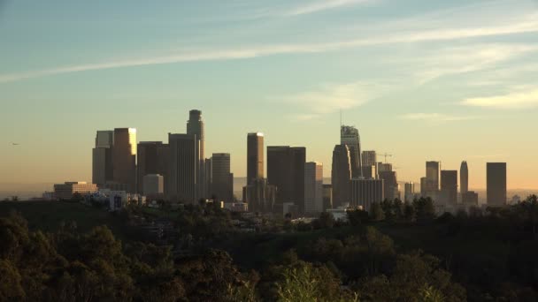 Downtown Los Angeles Skyline Met Een Helikopter Flying Overhead — Stockvideo