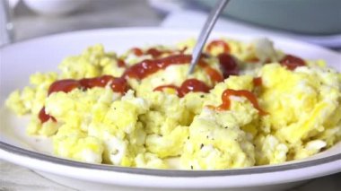 Çırpılmış yumurta yemek yavaş çekimde