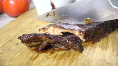 Ağır çekimde ızgara kaburga dilimleme