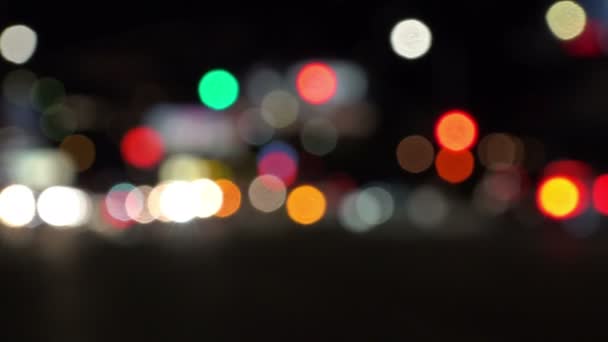 城市街道上的交通信号灯变得模糊不清 — 图库视频影像