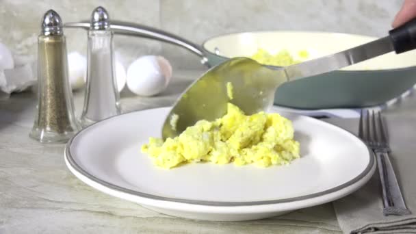Servindo Ovos Mexidos Quentes Frescos — Vídeo de Stock