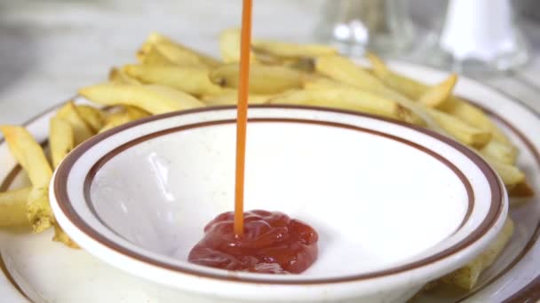 Squirting Ketchup Într Fel Mâncare Pentru Cartofi Prăjiți — Videoclip de stoc
