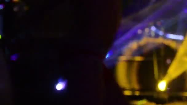 Closeup Dari Laki Laki Siluet Pergi Penari Bawah Lampu Disko — Stok Video