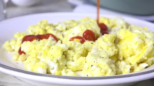Squirting Ketchup Scrambled Eggs — Stock Video