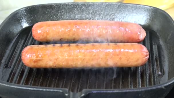 Hot Dog Carnosi Paffuti Che Cucinano Una Griglia Ghisa — Video Stock