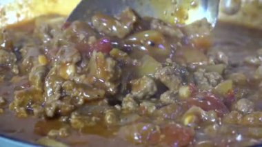 Yavaş çekimde kaynayan et sosu.