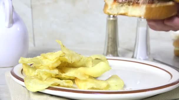 Eating Cheeseburger Potato Chips — Stock Video
