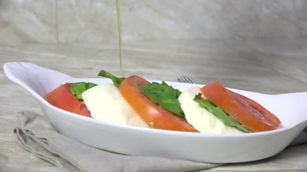 Verter Aceite Oliva Sobre Una Ensalada Caprese — Vídeos de Stock