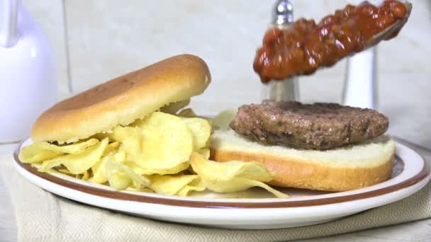 Dampfend Scharfe Chili Für Chili Burger Auf Einen Hamburger Löffeln — Stockvideo