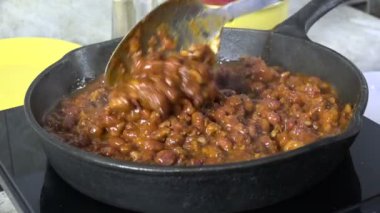 Dökme demir tavada acı biber pişirme