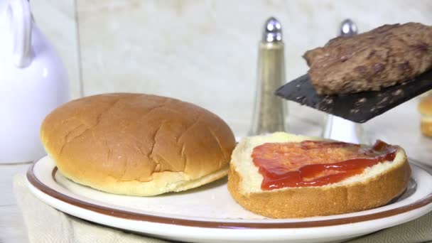 Colocar Hambúrguer Pão — Vídeo de Stock