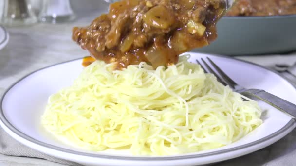 Cucchiaio Salsa Spaghetti Con Carne Sopra Bollenti Spaghetti Fumanti Tagliatelle — Video Stock