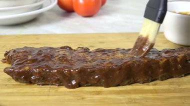 Pirzolalara barbekü sosu sürüyorum.