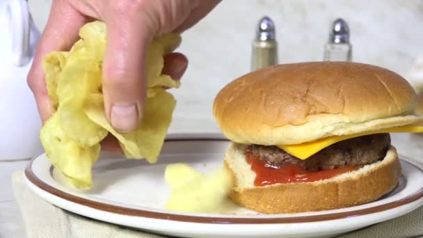 Punerea Chipsuri Cartofi Farfurie Hamburger — Videoclip de stoc