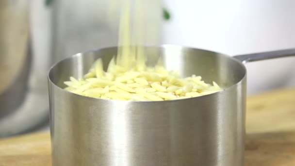 Häll Orzo Pasta Mätbägare — Stockvideo