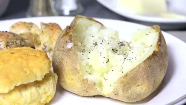 Ein Wenig Butter Auf Eine Ofenkartoffel Geben — Stockvideo