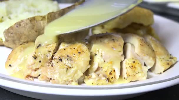 Sauce Über Aufgeschnittener Hühnerbrust Löffeln Zeitlupe — Stockvideo