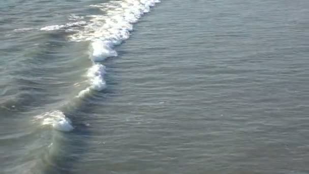 Felülnézetből Egy Hullám Csapódik Partra Óceán Hangjaival — Stock videók