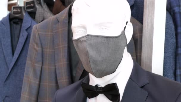 头戴布面面具的服装模特的衣服 — 图库视频影像