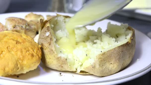 Cuchara Salsa Pollo Sobre Una Patata Horno Cámara Lenta — Vídeo de stock