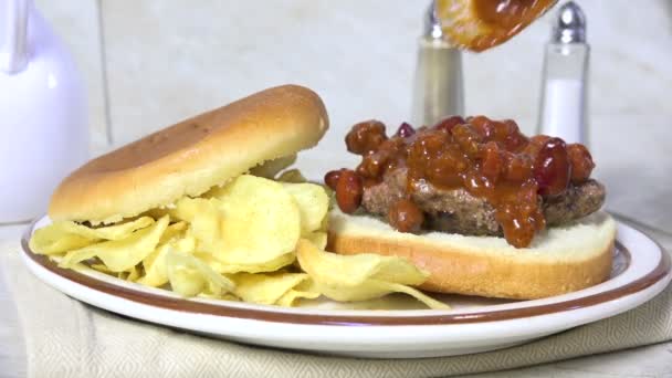 Menyiapkan Burger Keju Cabai — Stok Video