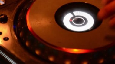 Bir DJ 'in yakın plan çevirme tablosu çevirmesi
