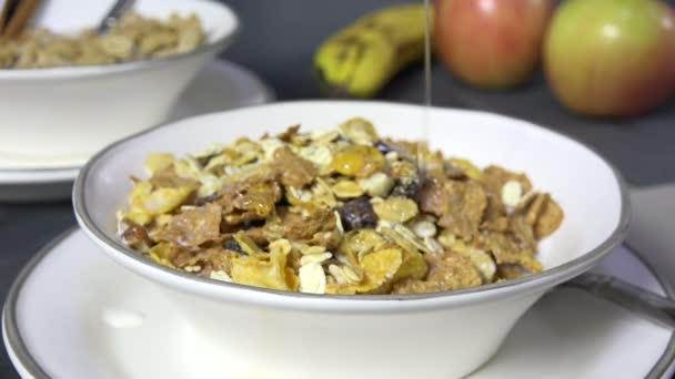 Bir Kase Müsli Gevreğinin Üzerine Bal Döküyorum — Stok video